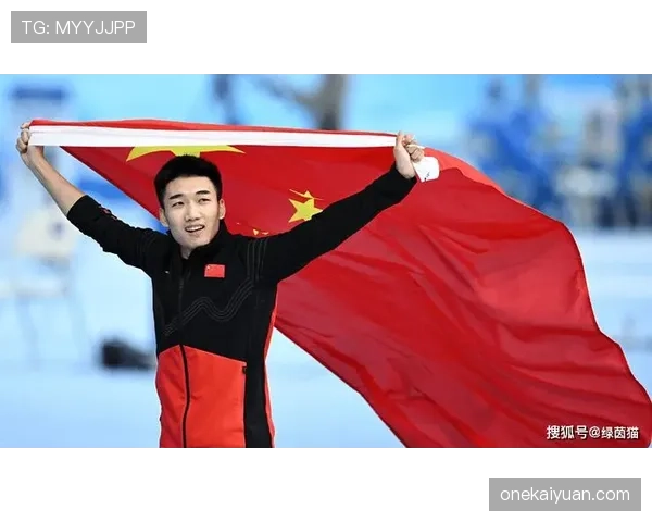 刚刷到高亭宇出街照，他背的包比我一个月工资还惹眼，心态崩了