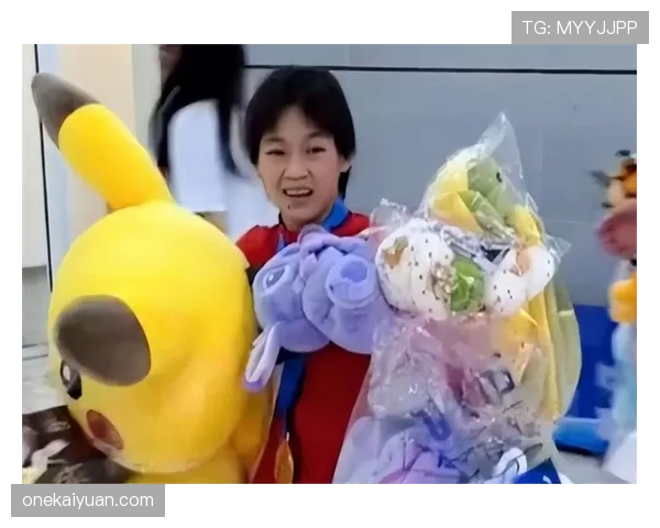 全红婵吃路边小吃，身后跟着好几辆豪车，这反差让我笑出声