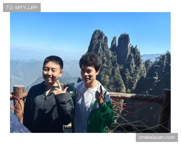 侯志慧赛前吃香蕉被拍，网友：这姐举重完还能顺手拎走超市水果区？