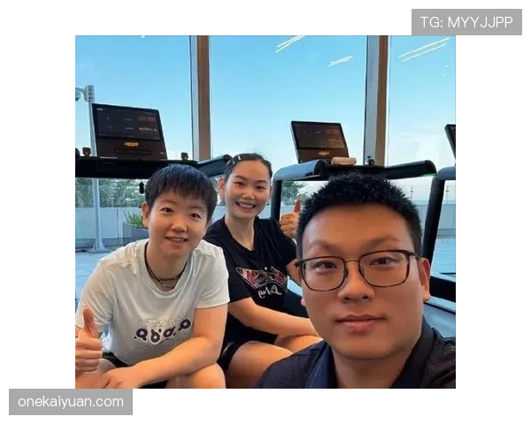 何卓佳比赛冷若冰山，逛街自拍像隔壁甜心，反差把我笑懵了